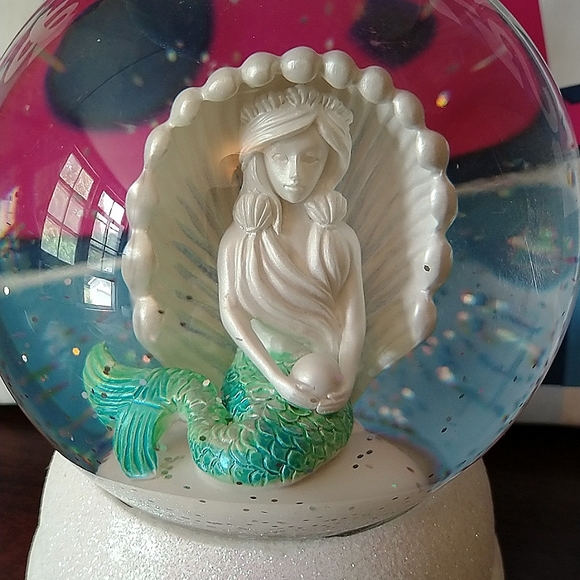 GUC Bath & Body Works Light Up Mermaid Waterglobe 3-Wick Candle Holder🧜 - Picture 3 of 9